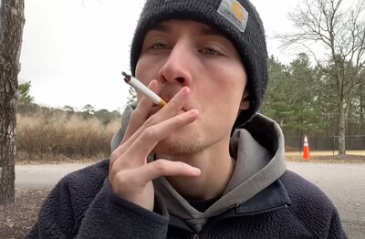 Лечение зависимости от табакокурения в Дигоре Мужчина с сигаретой делает затяжку