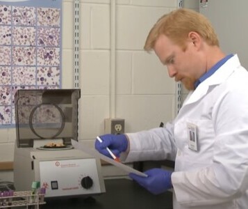 Клиника лечения наркозависимости в Дигоре Врач в кабинете клиники